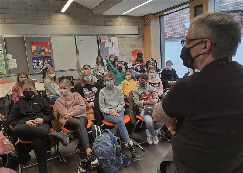 Dirk Bayer zu Gast an der Maria-Ward-Realschule