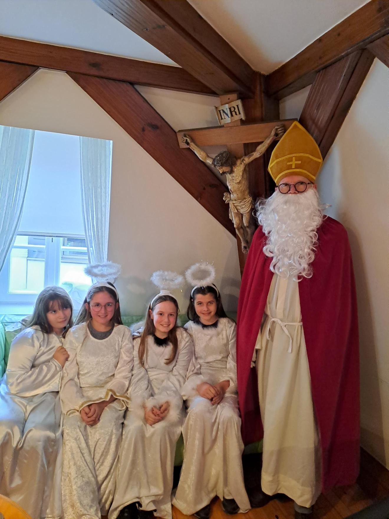 Der Nikolaus und die Engel in ihrem Arbeitszimmer