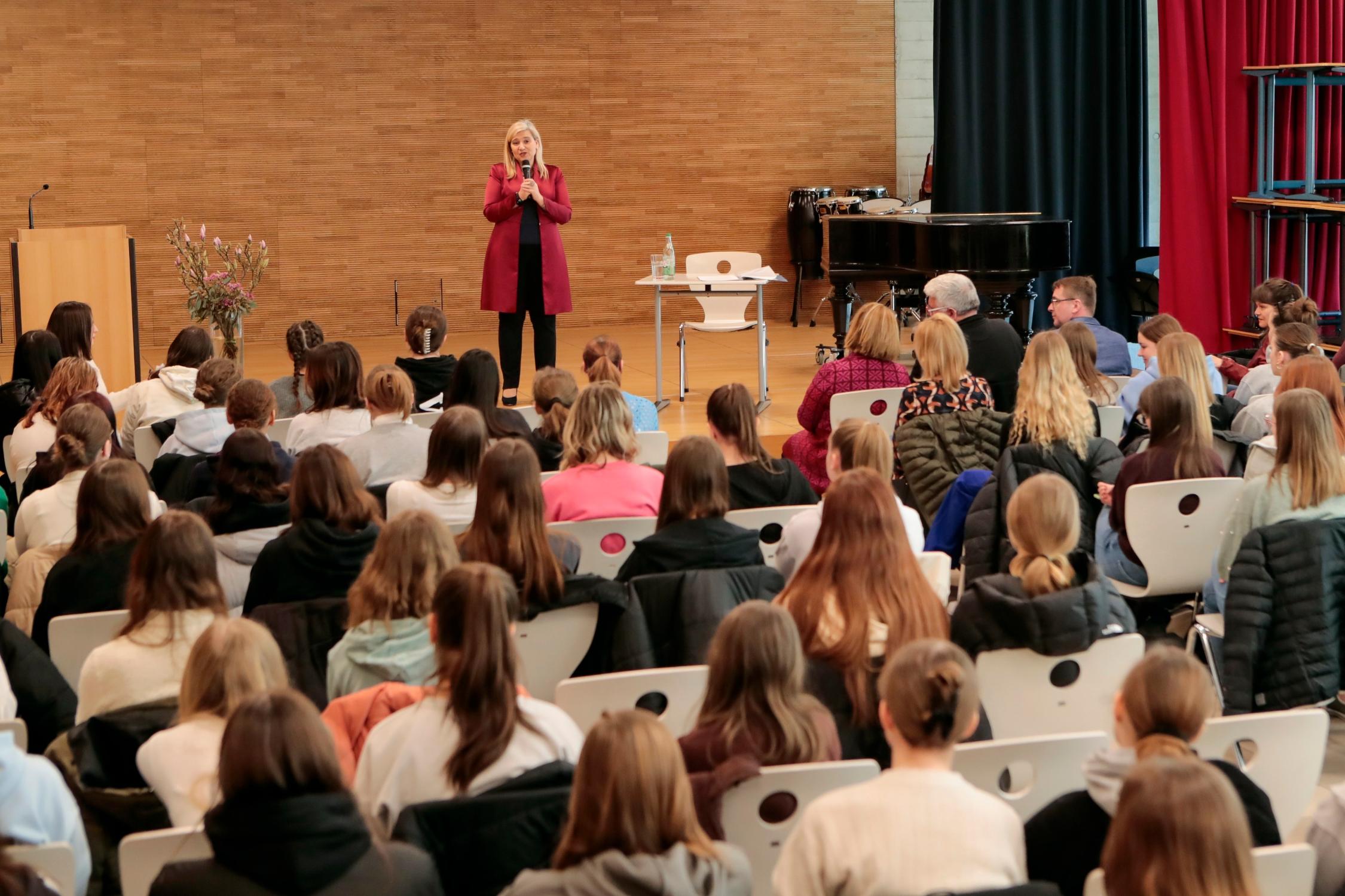 Die Staatsministerin für Europaangelegenheiten und Internationales Fr. Melanie Huml bei ihrem Besuch in der Schule