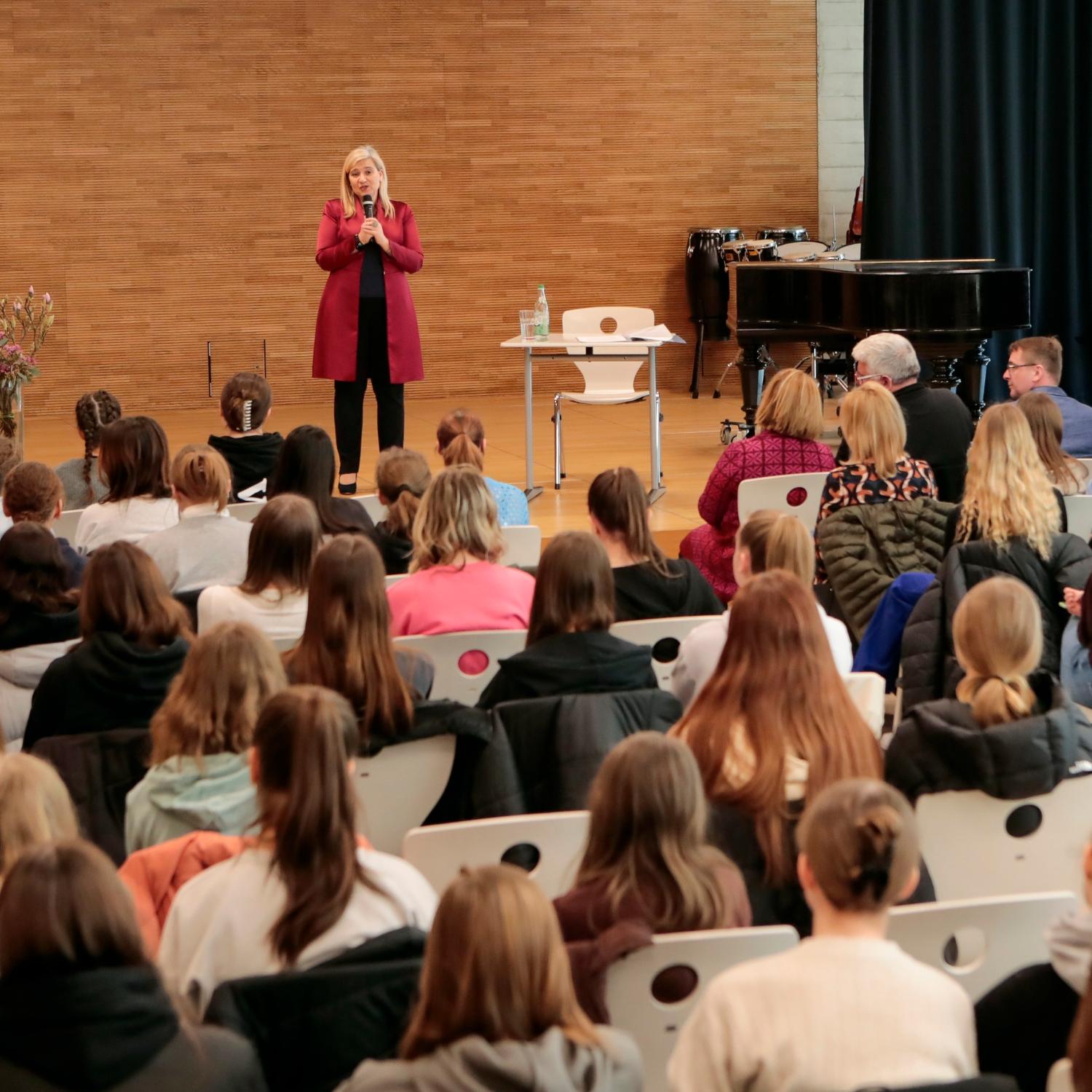 Die Staatsministerin für Europaangelegenheiten und Internationales Fr. Melanie Huml bei ihrem Besuch in der Schule