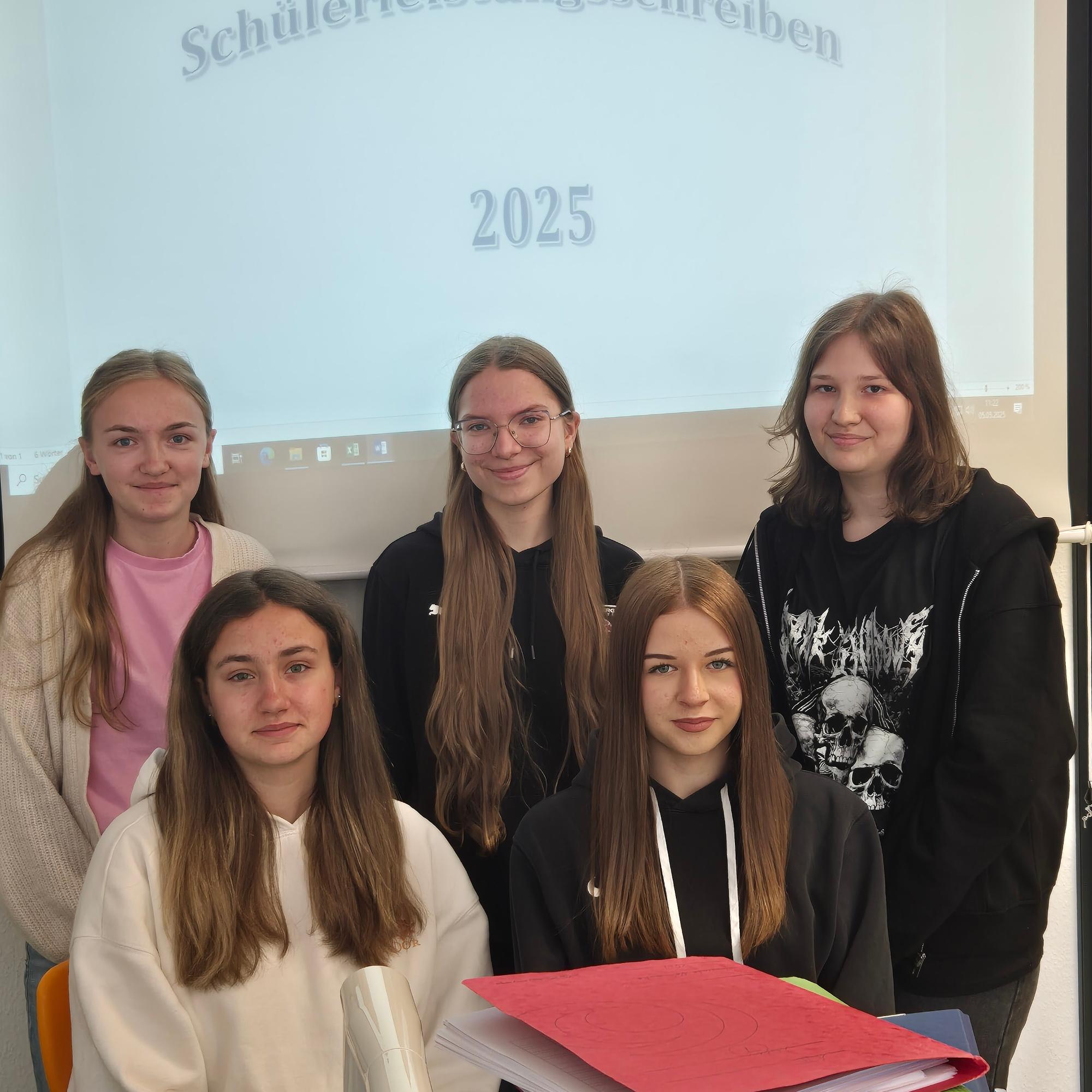 Vorne von links nach rechts: Johanna Feiler, Sanny Göbhardt Hinten von links nach rechts: Pauline Hümmer, Lea Rieck, Evelyn Sukau