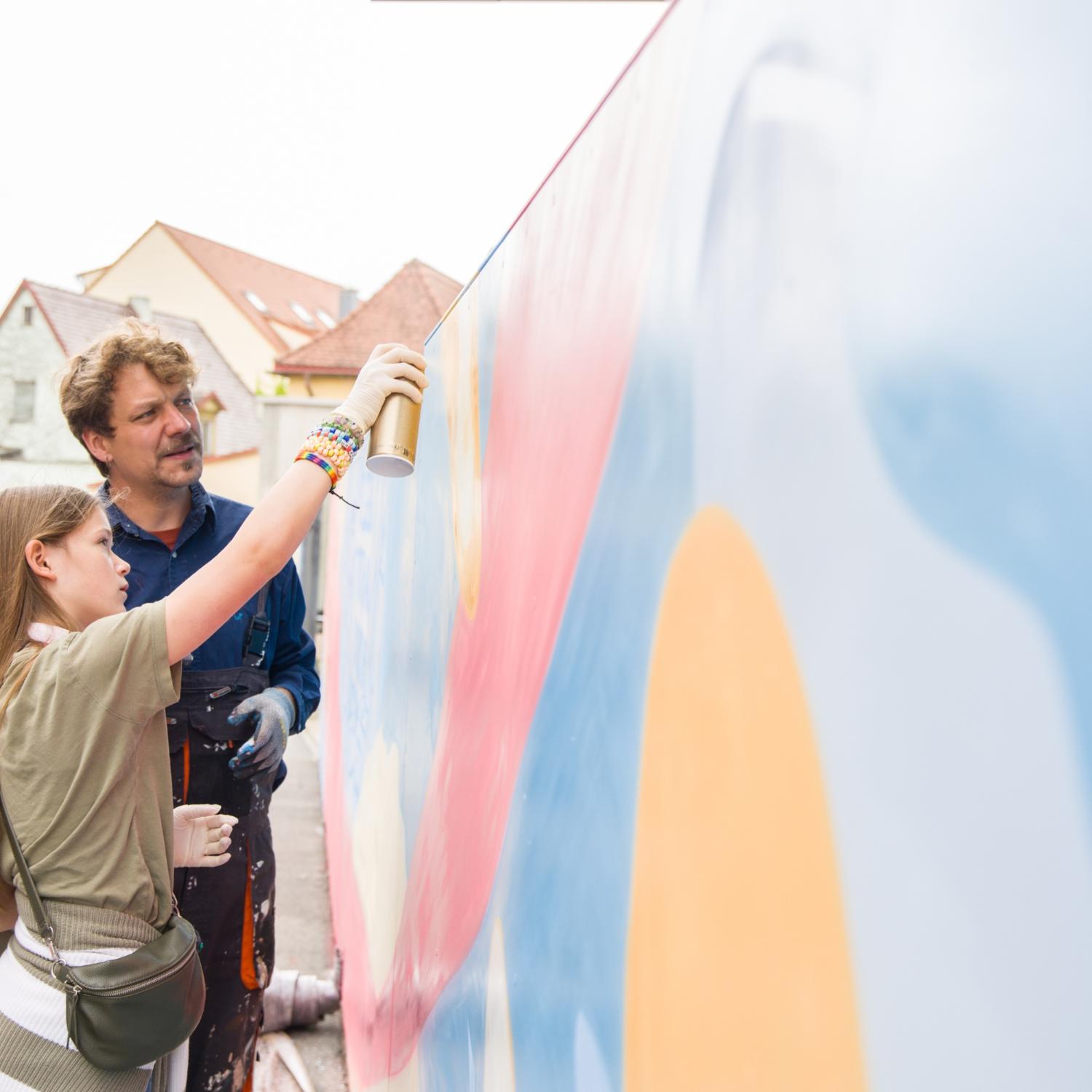 Gemeinsam mit Schülerinnen machte Künstler Sebastian Magnus das Graffiti am Tor der Maria-Ward-Schule. (Foto: privat)