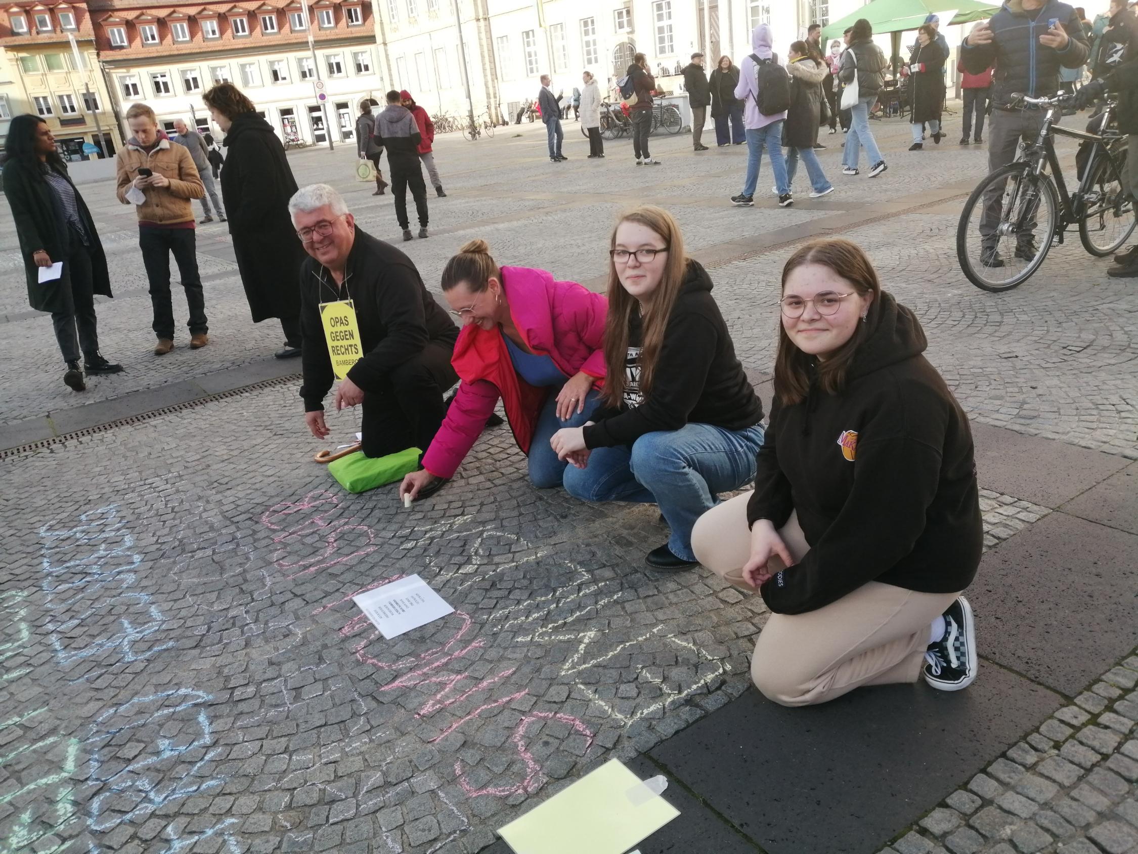 Unsere 10. Klässlerinnen am Maxplatz