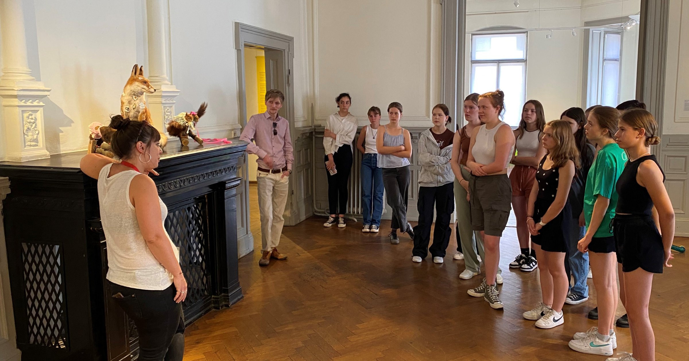 Besuch der Ausstellung INSTANT PARADISE in der Villa Dessauer