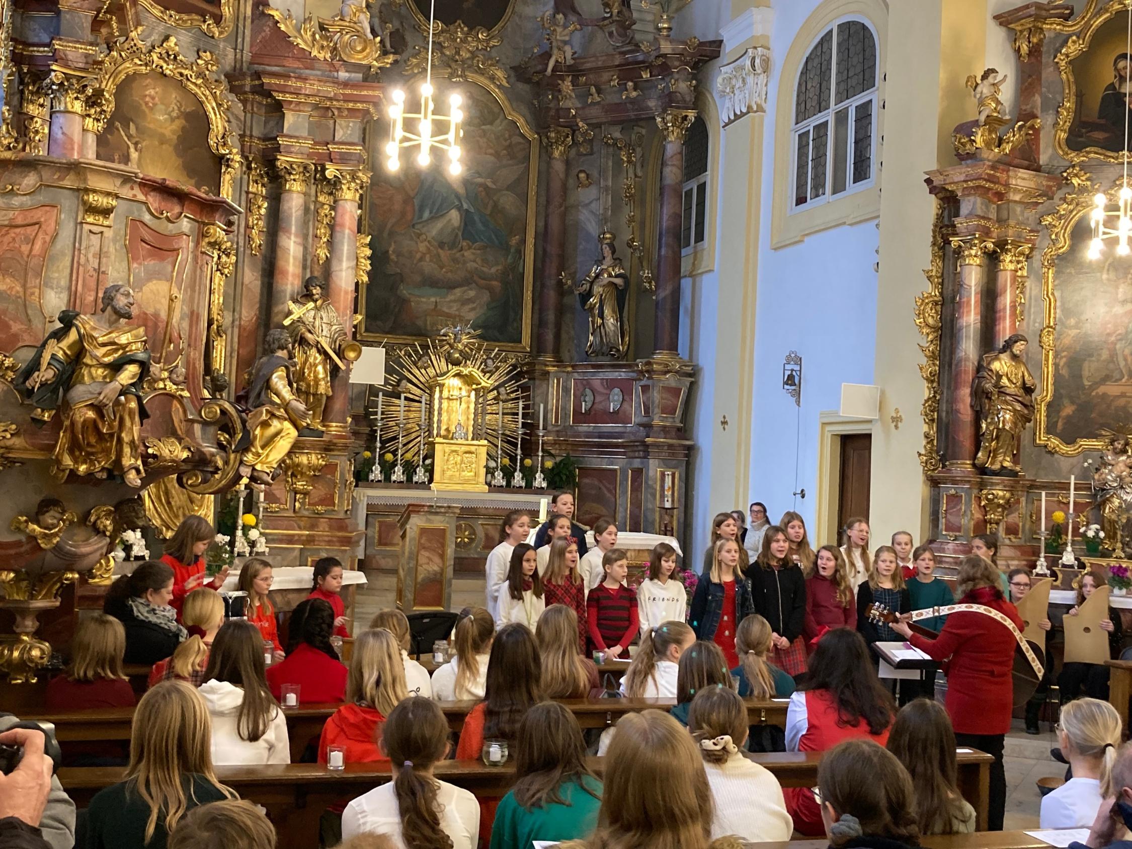 Die Chorklasse mit Frau Spulak im Einsatz