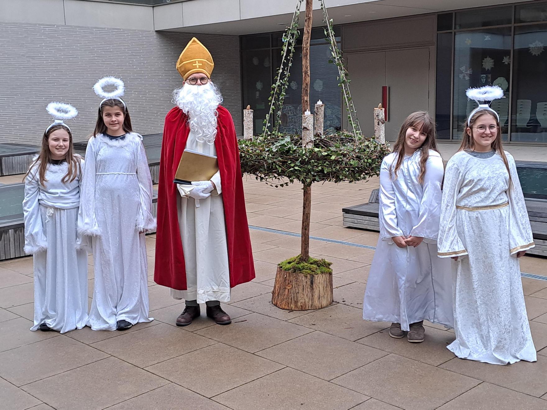 Der Nikolaus und die Engel machen sich auf den Weg