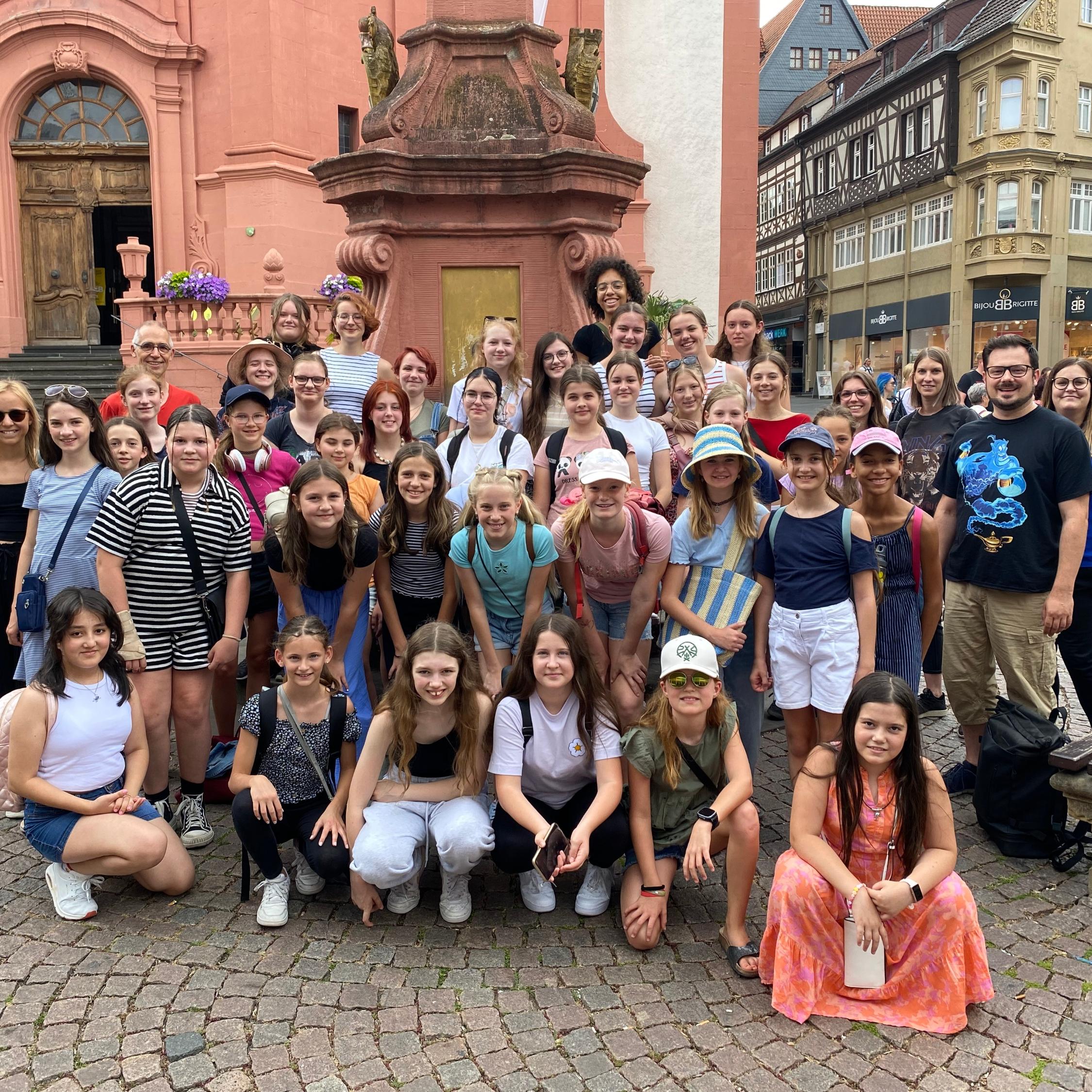 Gruppenfoto vor Stadtpfarrkirche Fulda
