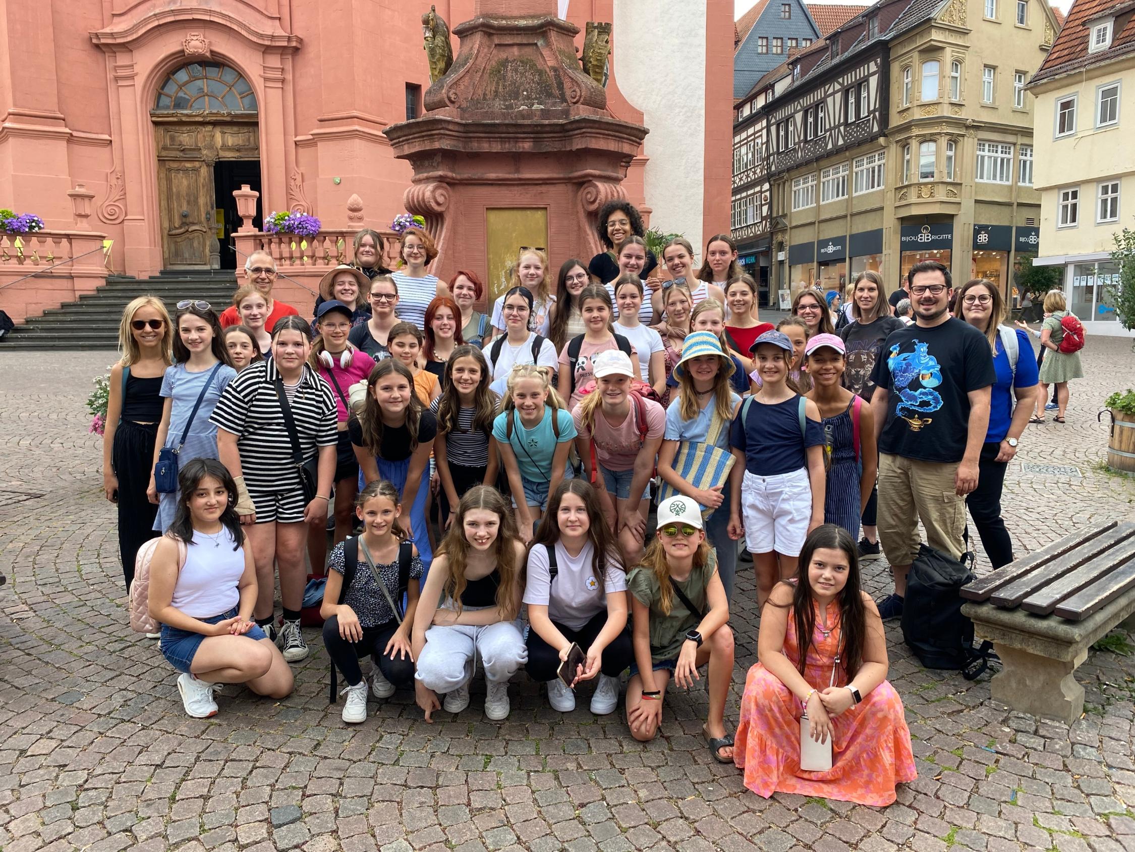 Gruppenfoto vor Stadtpfarrkirche Fulda