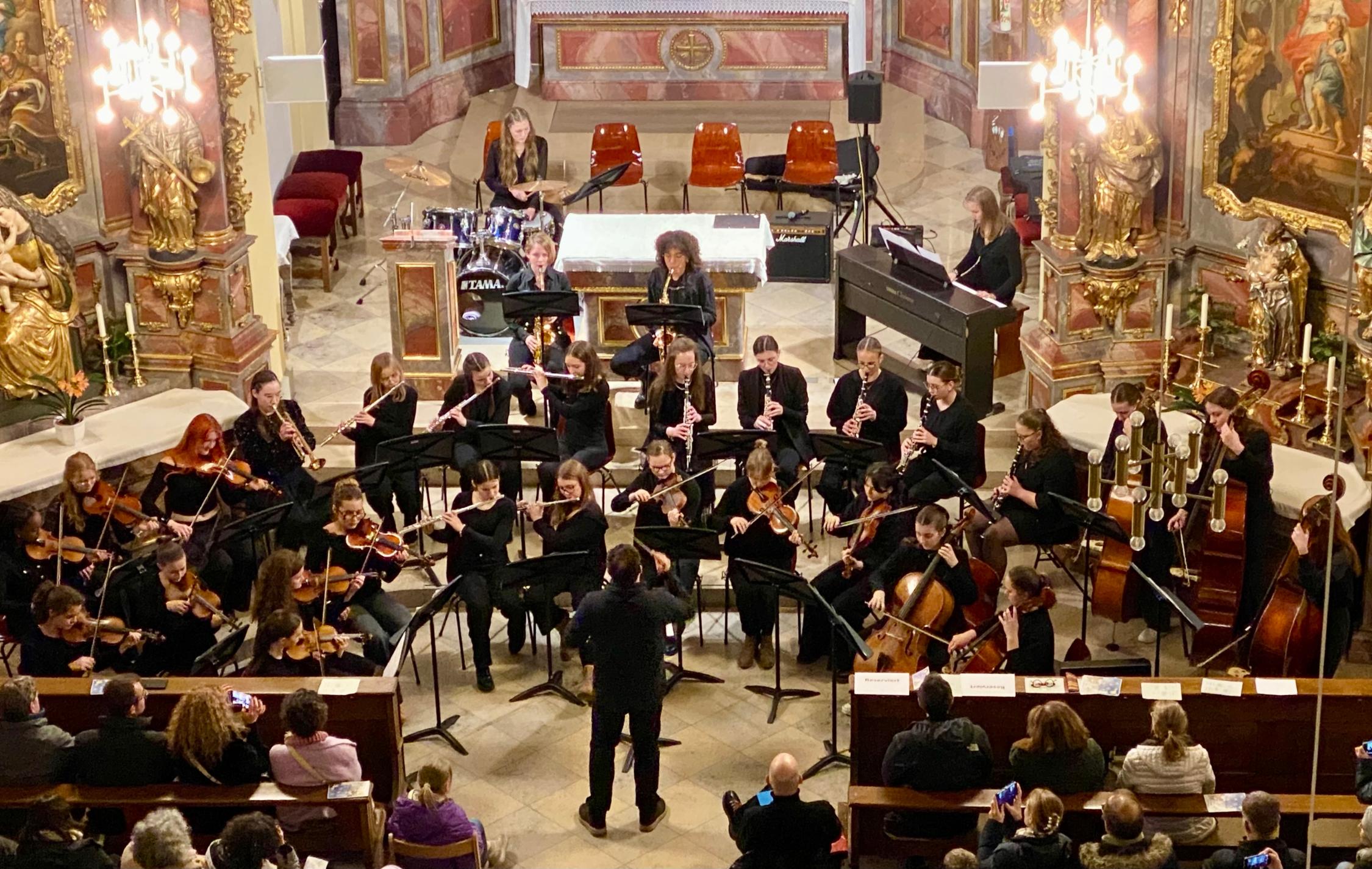 Junge Musikerinnen im Einsatz beim Weihnachtskonzert 2024, Ausführlicher Bericht folgt! (Foto: Nico Buchholz)