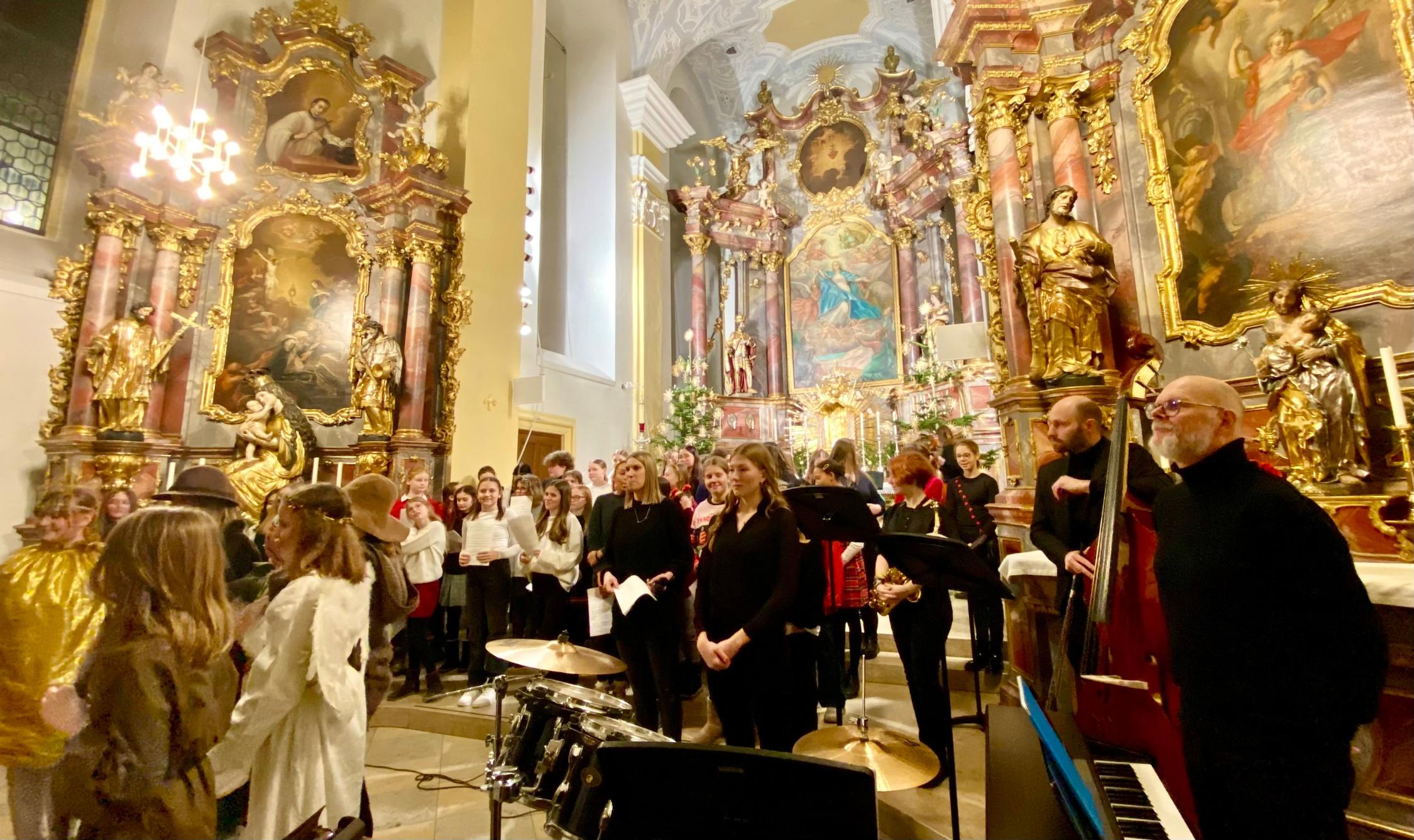 Unsere Institutskirche mit den Mitwirkenden