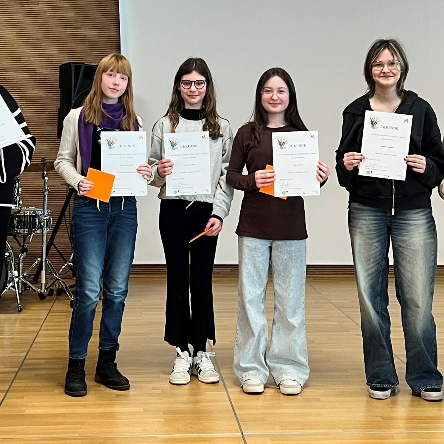 Auf dem Foto: Die geehrten Schülerinnen mit der Schulleiterin Barbara Hauck