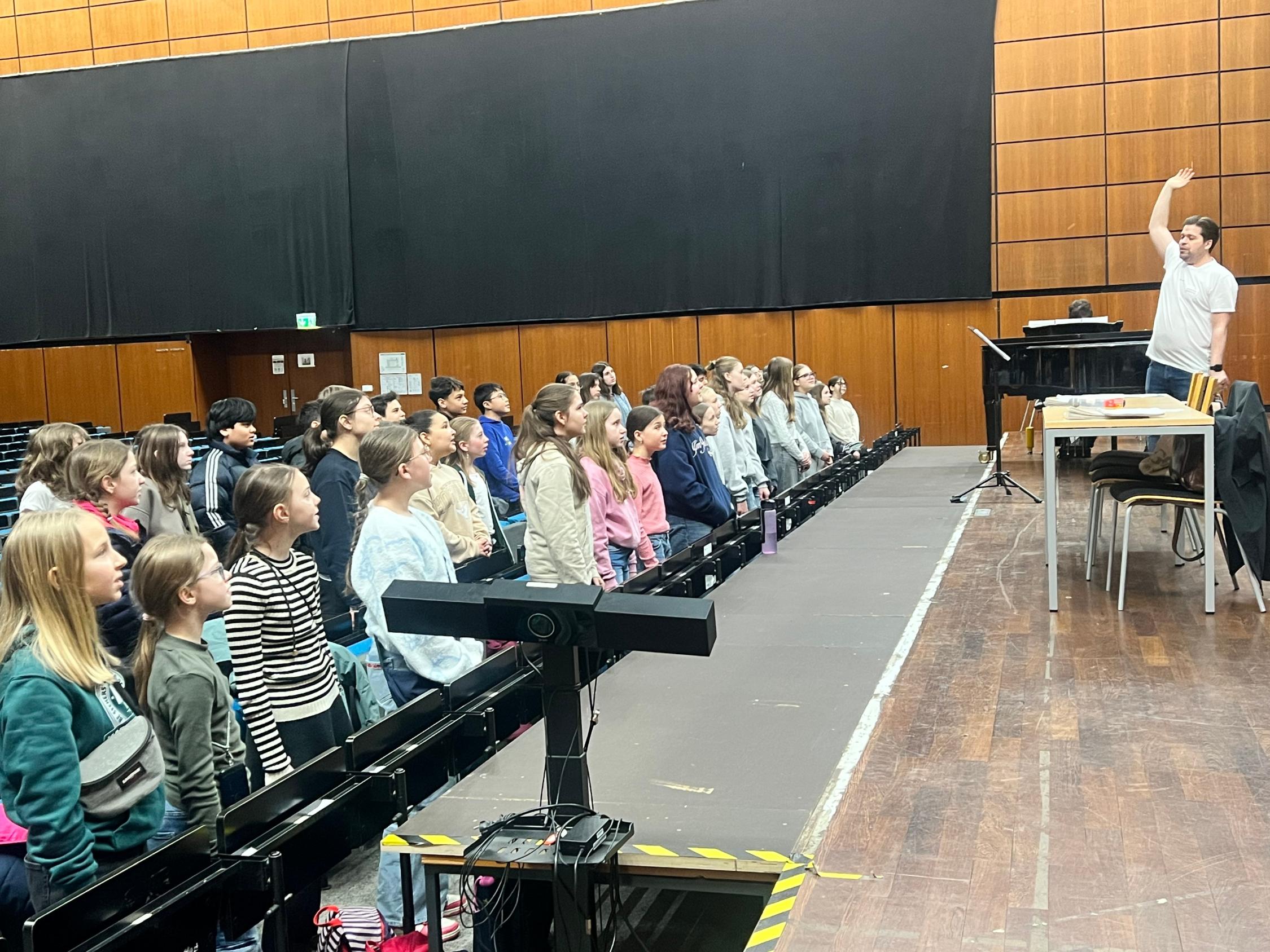 Gemeinsamer Probenmoment: Gesangsklassen beider Schulen studieren den Umweltsong ein.