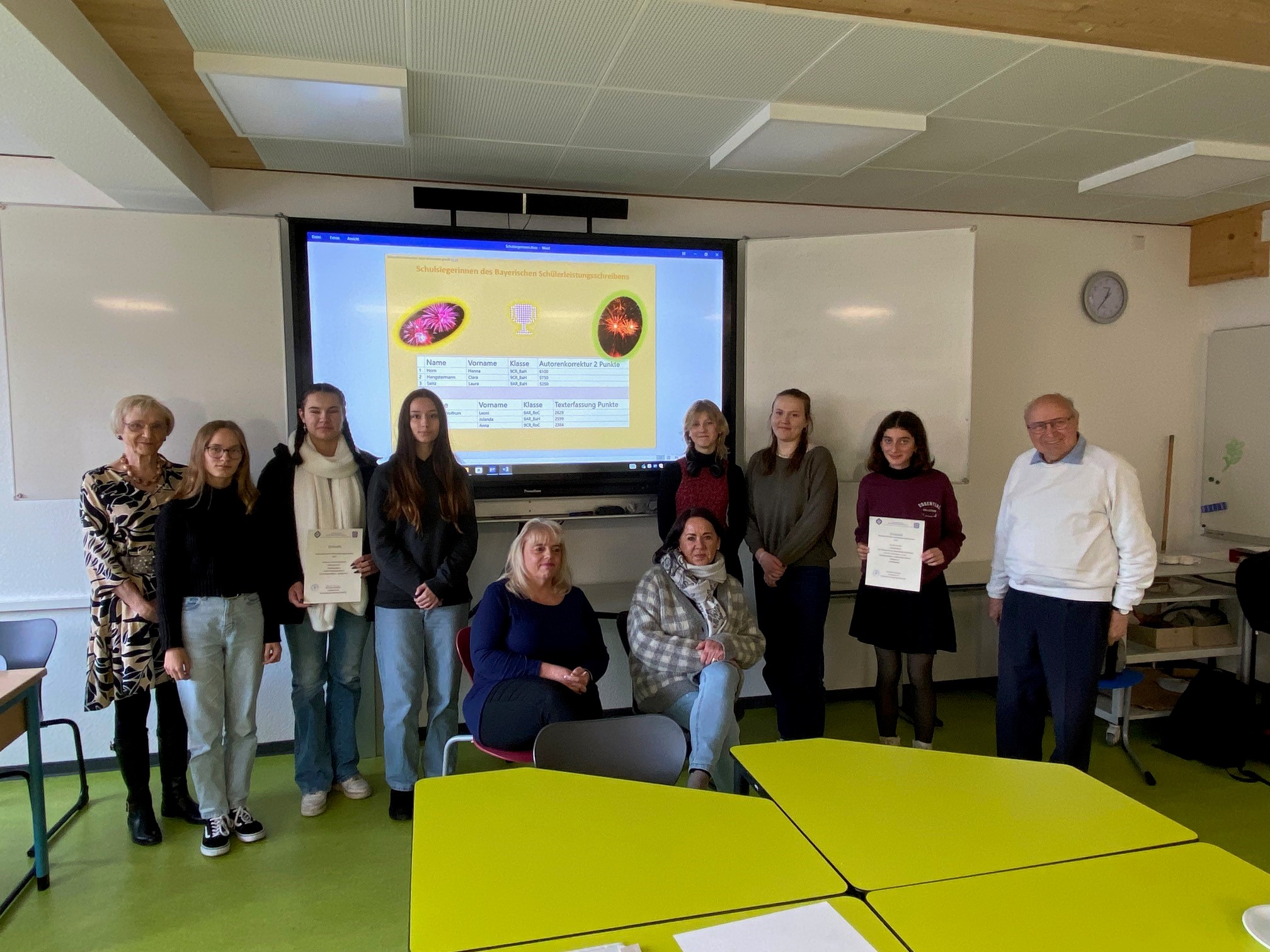 BUnsere Besten mit den beiden Vorständen und Lehrkräften: von links nach rechts: Frau Lanzinger, 1. Vorsitzende, Clara, Hanna, Anna, Fr. Roth, Frau Bartoszek, Laura, Jolanda, Leonie, Herr Eigenstetter, 2. Vorsitzender